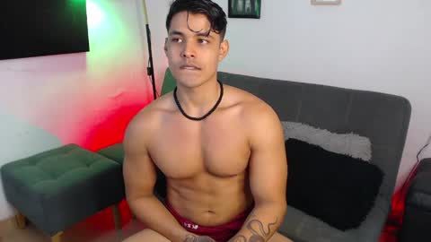 Snapshot of axell_dior chatting on April 25, 3:09 am axell online show from April 25, 3:09 am