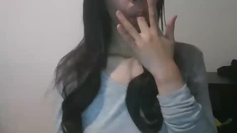 Snapshot of axuepetitt chatting on December 2, 11:40 pm axue online show from December 2, 11:40 pm