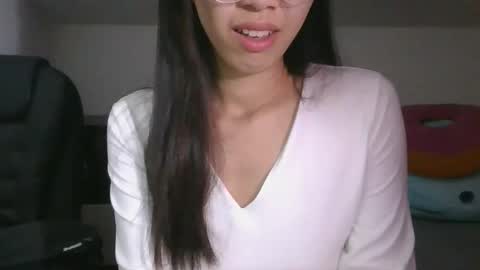 Snapshot of axuepetitt chatting on May 13, 8:27 pm axue online show from May 13, 8:27 pm