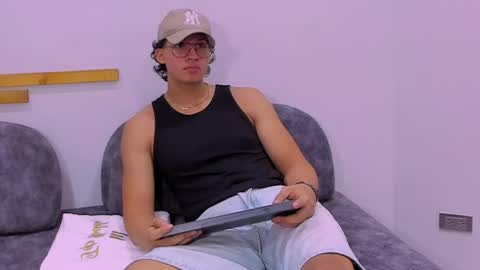 Snapshot of axxel_body chatting on April 1, 8:17 pm Axxel online show from April 1, 8:17 pm