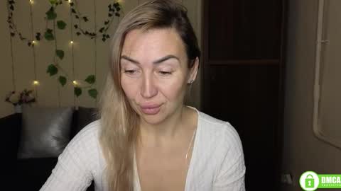 Jully online show from December 14, 6:23 pm