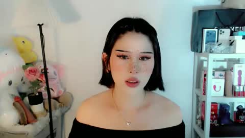 AYAHOSHILOVESYOU online show from February 9, 4:22 pm