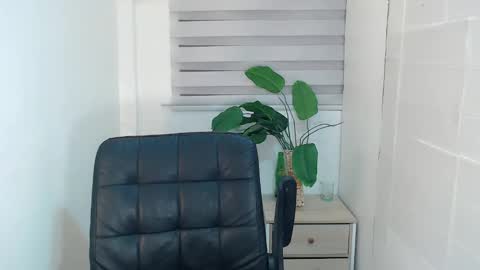 ayalvrs18 online show from February 10, 6:53 am