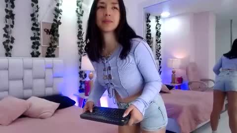 Snapshot of ayla_lumina chatting on June 25, 7:40 pm Ayla online show from June 25, 7:40 pm