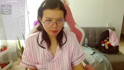 Snapshot of azu_chan chatting on June 6, 12:32 pm Azu online show from June 6, 12:32 pm