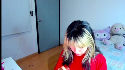 Snapshot of azu_moure chatting on December 4, 4:10 am Azu Moure online show from December 4, 4:10 am