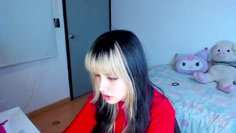 Snapshot of azu_moure chatting on December 4, 7:17 am Azu Moure online show from December 4, 7:17 am