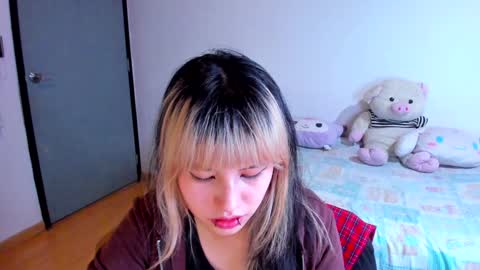 Snapshot of azu_moure chatting on December 6, 4:36 am Azu Moure online show from December 6, 4:36 am