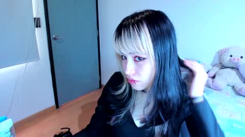 Snapshot of azu_moure chatting on December 7, 8:38 pm Azu Moure online show from December 7, 8:38 pm