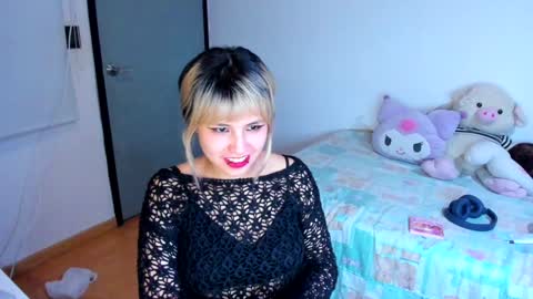 Snapshot of azu_moure chatting on December 11, 6:47 am Azu Moure online show from December 11, 6:47 am