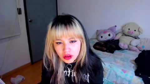 Snapshot of azu_moure chatting on December 12, 2:26 am Azu Moure online show from December 12, 2:26 am
