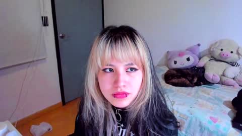 Snapshot of azu_moure chatting on December 12, 5:42 am Azu Moure online show from December 12, 5:42 am