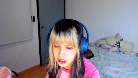 Snapshot of azu_moure chatting on December 17, 7:07 am Azu Moure online show from December 17, 7:07 am