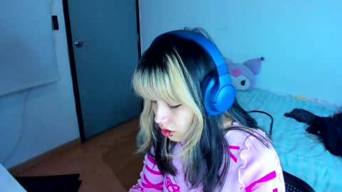 Snapshot of azu_moure chatting on December 27, 5:42 am Azu Moure online show from December 27, 5:42 am