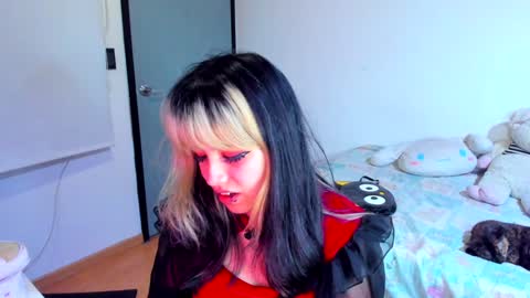 Snapshot of azu_moure chatting on December 30, 12:54 am Azu Moure online show from December 30, 12:54 am