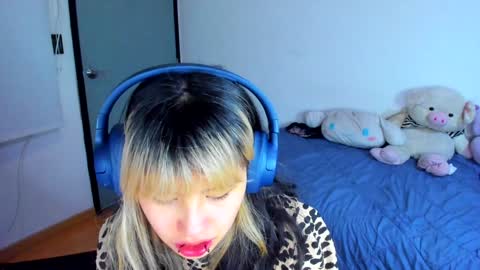 Snapshot of azu_moure chatting on January 4, 9:43 am Azu Moure online show from January 4, 9:43 am
