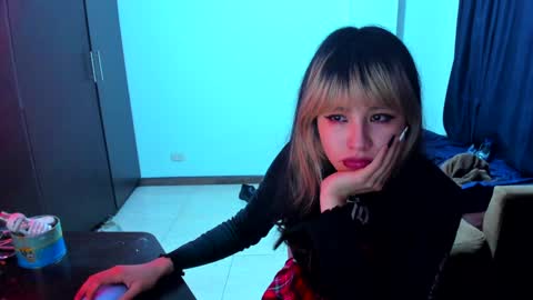 Snapshot of azu_moure chatting on January 6, 1:31 am Azu Moure online show from January 6, 1:31 am