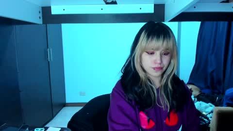 Snapshot of azu_moure chatting on January 10, 6:31 am Azu Moure online show from January 10, 6:31 am