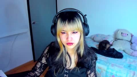 Snapshot of azu_moure chatting on January 14, 8:52 am Azu Moure online show from January 14, 8:52 am