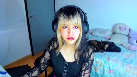 Snapshot of azu_moure chatting on January 14, 11:53 am Azu Moure online show from January 14, 11:53 am