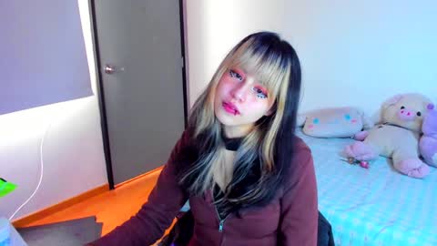 Snapshot of azu_moure chatting on January 18, 3:59 pm Azu Moure online show from January 18, 3:59 pm
