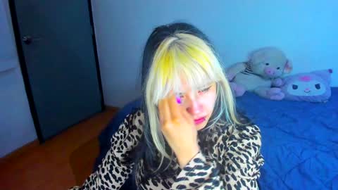 Snapshot of azu_moure chatting on February 7, 7:40 am Azu Moure online show from February 7, 7:40 am