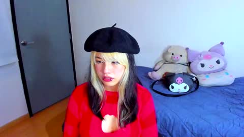 Snapshot of azu_moure chatting on February 19, 7:06 am Azu Moure online show from February 19, 7:06 am