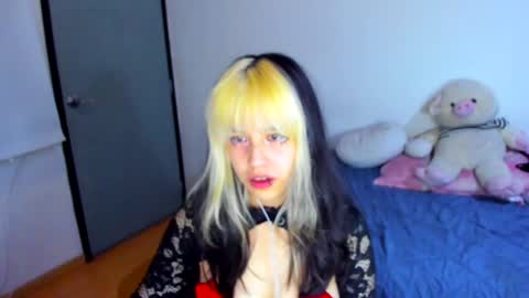 Snapshot of azu_moure chatting on February 22, 6:39 am Azu Moure online show from February 22, 6:39 am