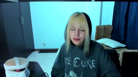 Snapshot of azu_moure chatting on February 23, 11:00 am Azu Moure online show from February 23, 11:00 am