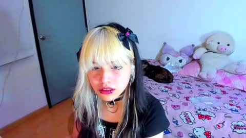 Snapshot of azu_moure chatting on March 1, 10:34 am Azu Moure online show from March 1, 10:34 am