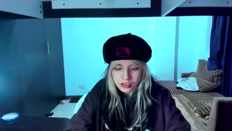 Snapshot of azu_moure chatting on March 7, 10:24 am Azu Moure online show from March 7, 10:24 am