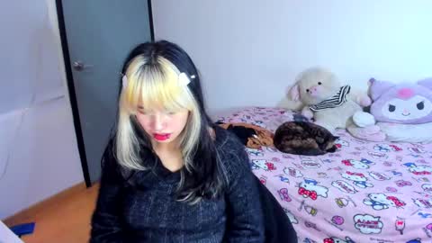 Snapshot of azu_moure chatting on March 11, 11:33 am Azu Moure online show from March 11, 11:33 am