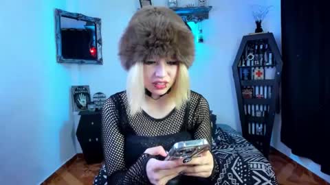 Snapshot of azu_moure chatting on October 3, 8:06 pm Azu Moure online show from October 3, 8:06 pm