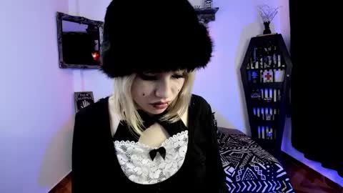 Snapshot of azu_moure chatting on October 8, 1:31 pm Azu Moure online show from October 8, 1:31 pm