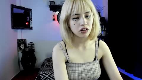 Snapshot of azu_moure chatting on October 10, 11:15 pm Azu Moure online show from October 10, 11:15 pm