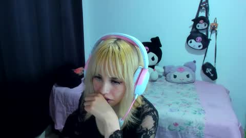 Snapshot of azu_moure chatting on October 24, 3:36 am Azu Moure online show from October 24, 3:36 am