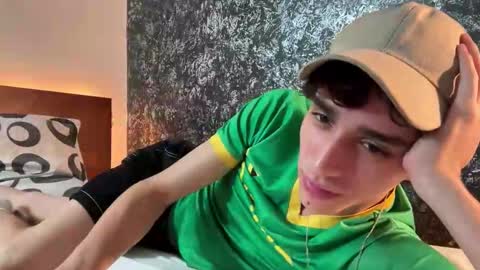 Snapshot of azulyfucsia chatting on October 13, 6:24 am nice boy online show from October 13, 6:24 am