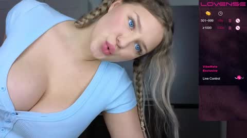 Snapshot of b_e_l_l_a__t_r_i_x chatting on December 2, 9:50 pm Bella Wooowww online show from December 2, 9:50 pm