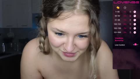 Snapshot of b_e_l_l_a__t_r_i_x chatting on December 23, 7:28 am Bella Wooowww online show from December 23, 7:28 am