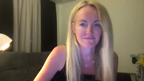 Snapshot of babe_dia chatting on June 2, 5:48 pm babe_dia online show from June 2, 5:48 pm