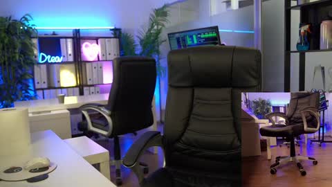 Snapshot of babesgowild chatting on February 9, 5:44 am Olivia and Lexi online show from February 9, 5:44 am