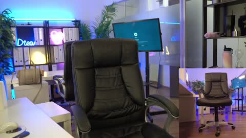 Snapshot of babesgowild chatting on February 17, 5:48 am Olivia and Lexi online show from February 17, 5:48 am