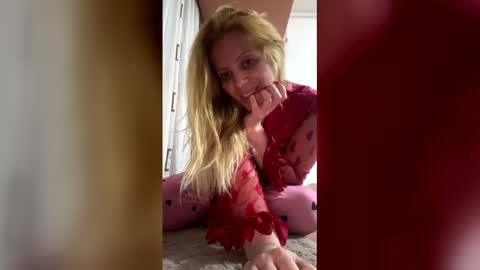 Snapshot of baby_blondee chatting on May 13, 8:49 pm Baby Blonde online show from May 13, 8:49 pm