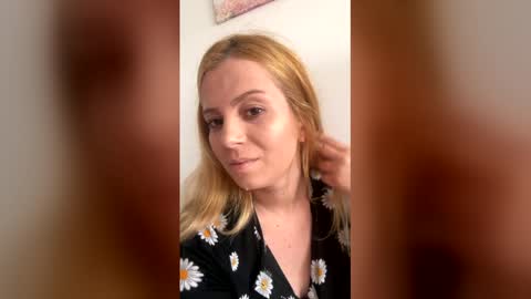Snapshot of baby_blondee chatting on June 1, 11:34 am Baby Blonde online show from June 1, 11:34 am