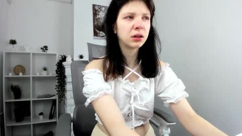 Evalena maybe just Eva online show from September 26, 5:11 am