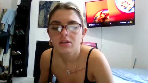 Snapshot of baby_girls2224 chatting on February 9, 9:24 am baby_girls2224 online show from February 9, 9:24 am