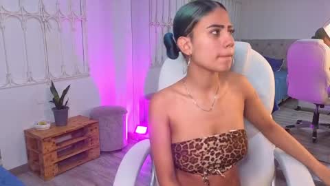 Snapshot of baby_julieta00 chatting on May 22, 12:00 pm Julieta online show from May 22, 12:00 pm