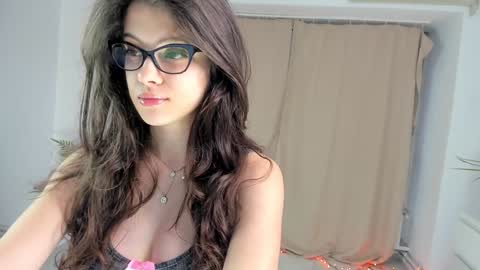 Snapshot of babyaylin chatting on December 3, 6:43 am Aylin online show from December 3, 6:43 am