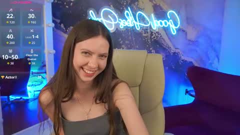 Lady Vi online show from June 23, 8:18 pm