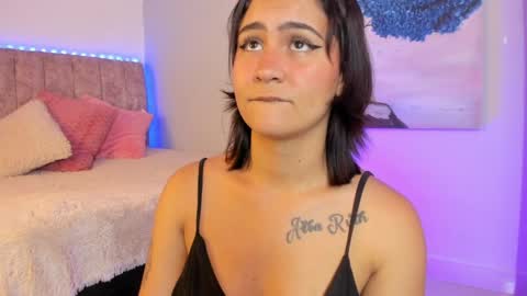 daya independent model online show from April 11, 2:27 am